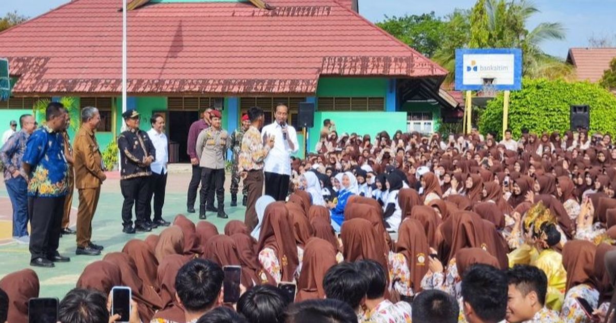 Kunjungi SMKN 1 Tanah Grogot, Jokowi Bagi-Bagi Sepeda