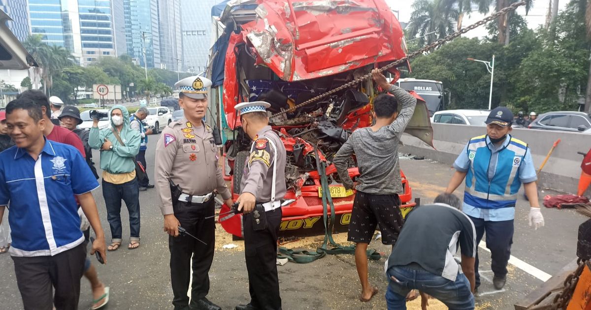 Dua Truk Terlibat Kecelakaan di Tol Dalam Kota, Sopir Tewas Terjepit