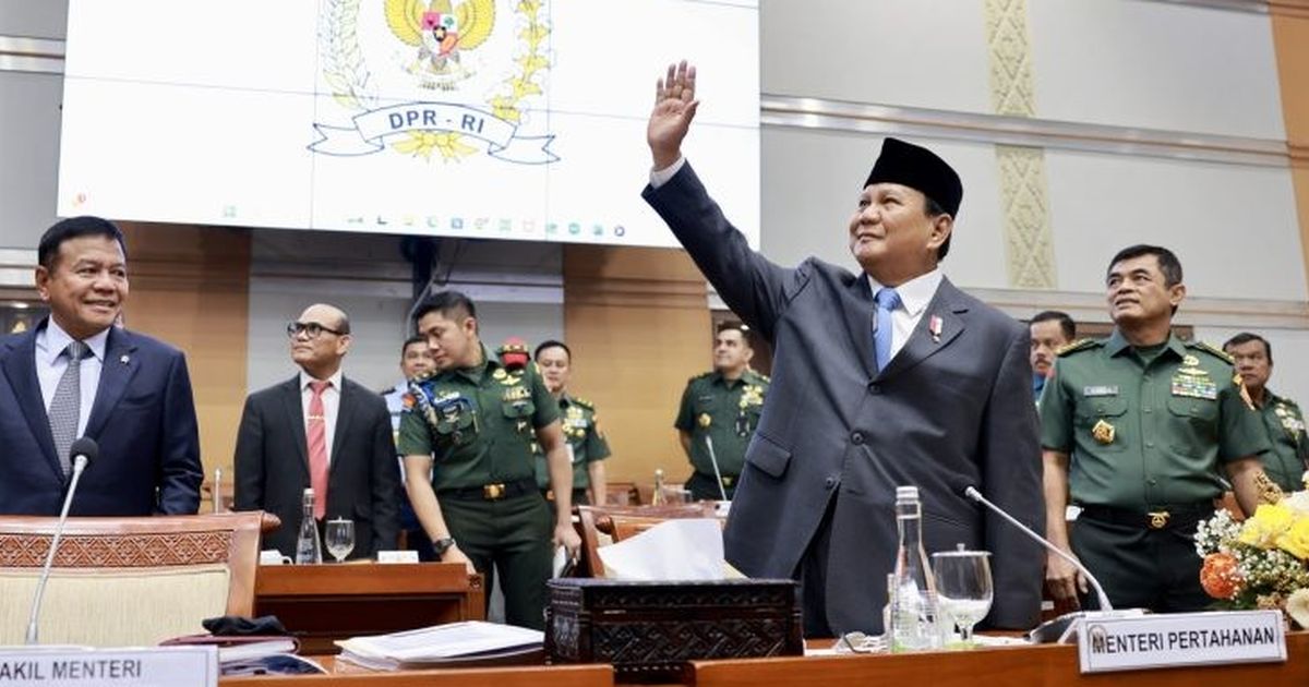 Aksi 'Romantis' Anggota DPR Cantik Bikin Prabowo Senyum Sumringah di DPR saat Diberikan Bunga