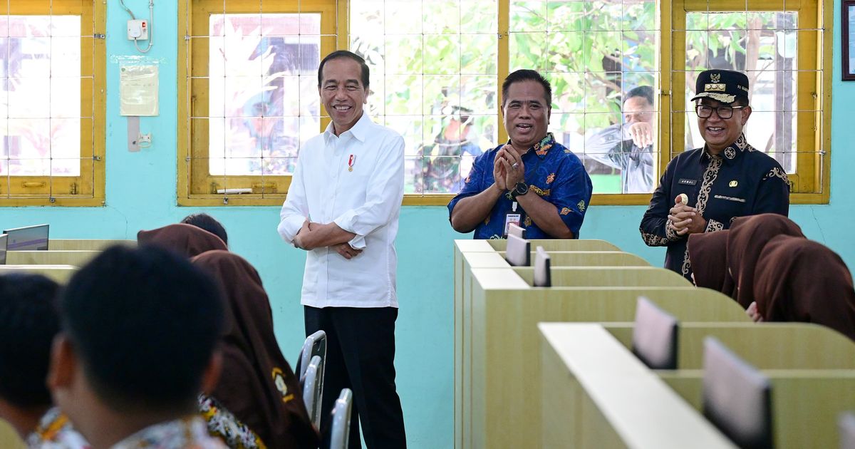 Jokowi Tinjau Fasilitas Pendidikan di SMK Negeri 1 Tanah Grogot