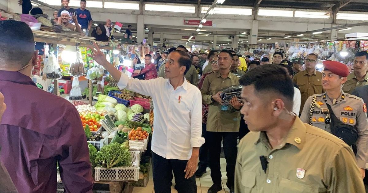 Jokowi Blusukan ke Pasar Sanggam Adji Dilayas Berau, Bagi Kaos Hingga Swafoto