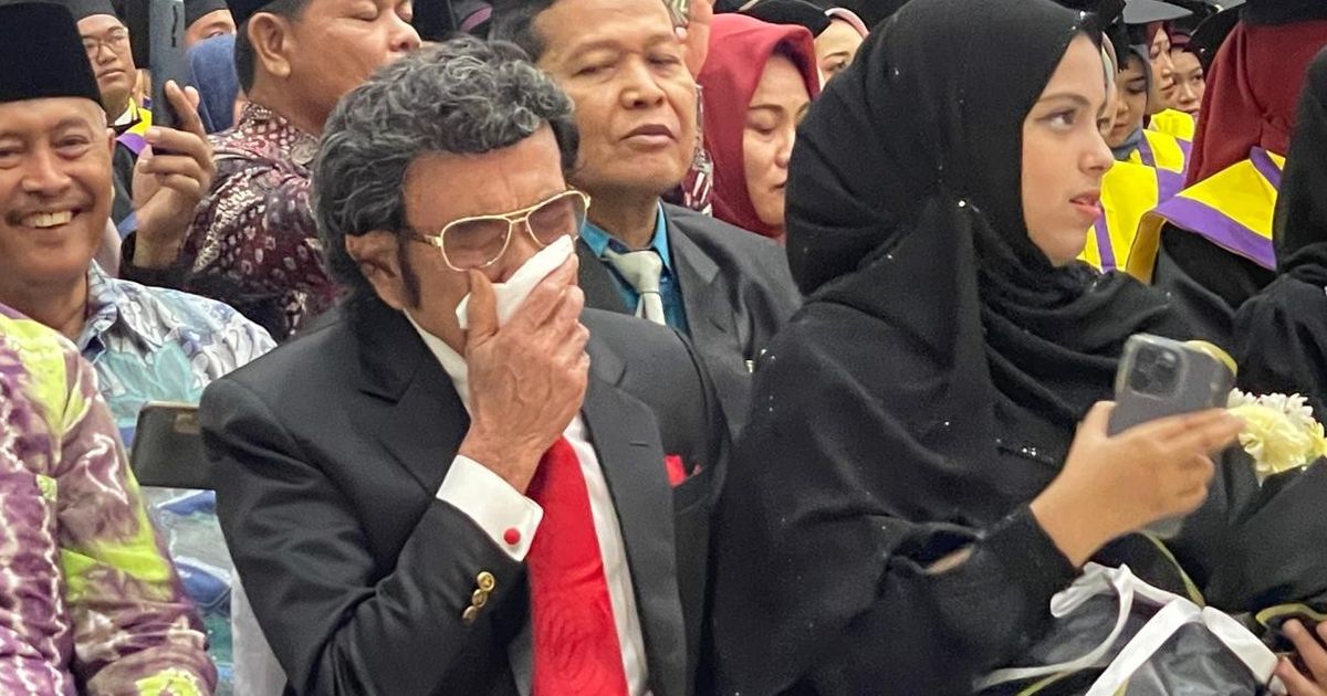 Tangis Rhoma Irama Pecah saat Dampingi Putranya Wisuda