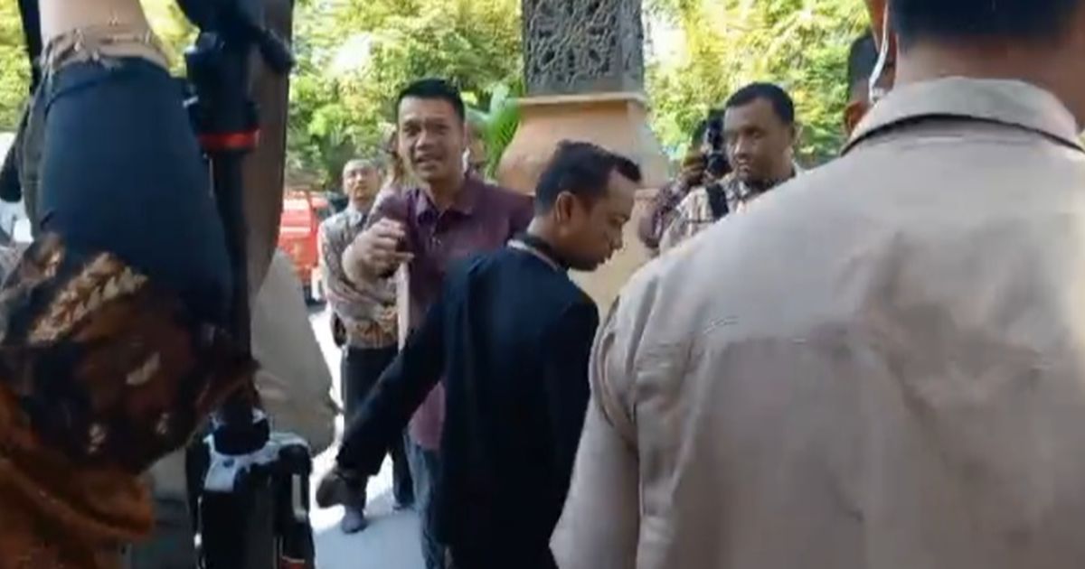 Tanya Pj Gubernur Nana soal Ajakan Andika Bersalaman Dicuekin, Kaki Wartawan Ditarik Ajudan Hingga Jatuh