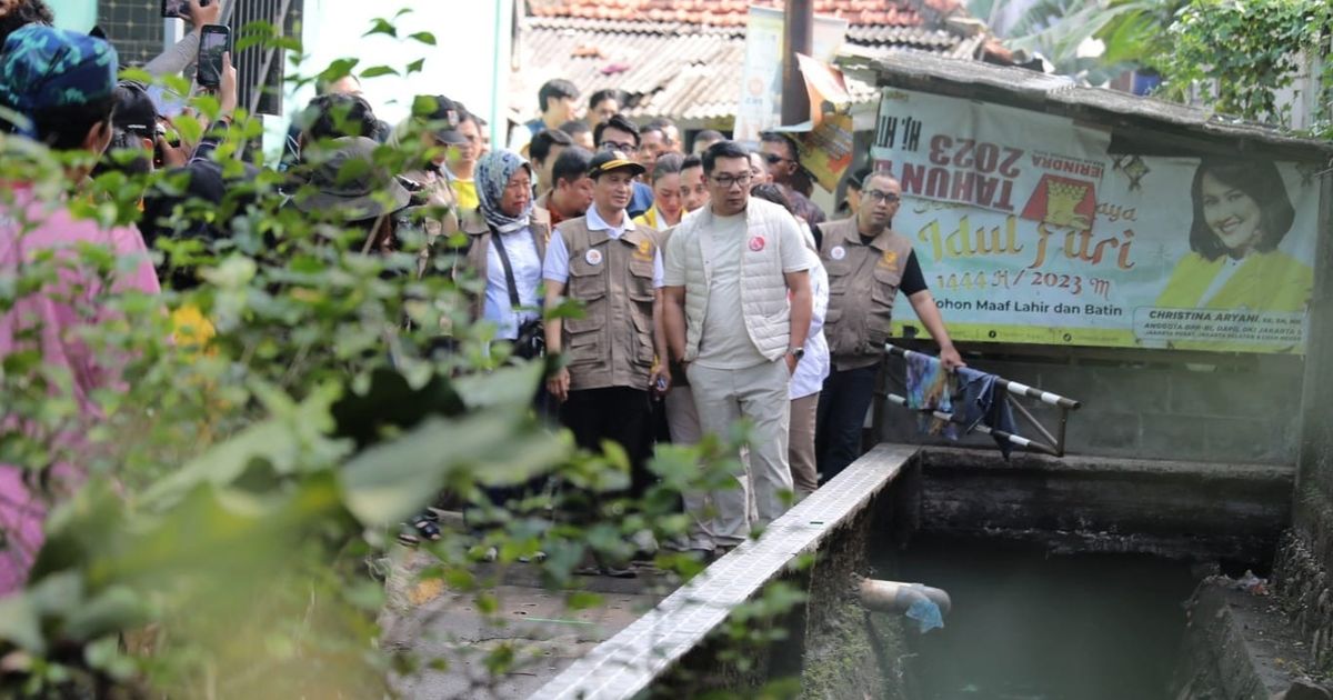 VIDEO: Bukan Beras, Bang Emil Bagi-Bagi Cokelat ke Warga Biar Kenyang