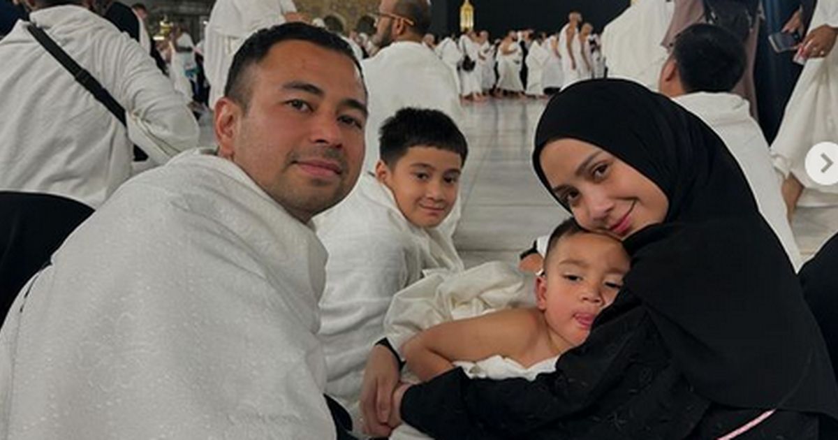 Potret Ganteng Rayyanza dan Rafathar Pakai Kain Ihram saat Umrah Sukses Jadi Sorotan