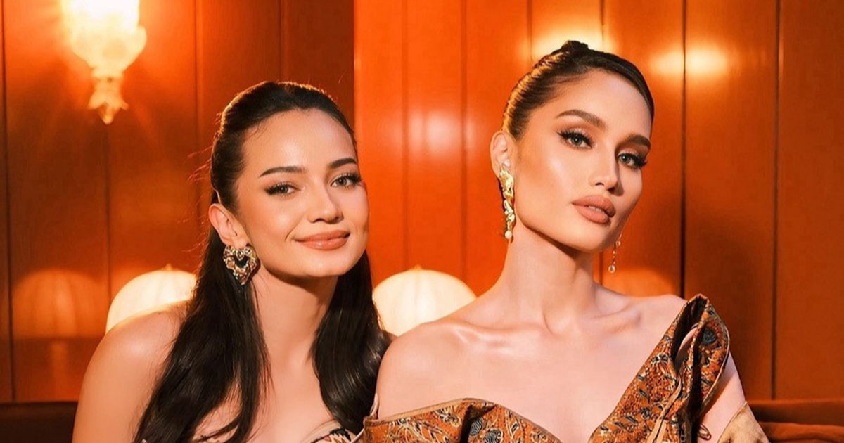 Kompak Tampil Stunning, Potret Cinta Laura & Enzy Storia Kenalkan Wastra Nusantara ke Pentas Global di Paris