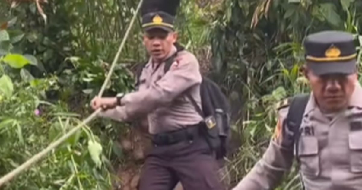 Momen Kocak Anggota Polisi 'Nyungsep' saat Susuri Hutan di Jalan Sempit dan Licin, Aksi Cuek Teman-temannya jadi Sorotan