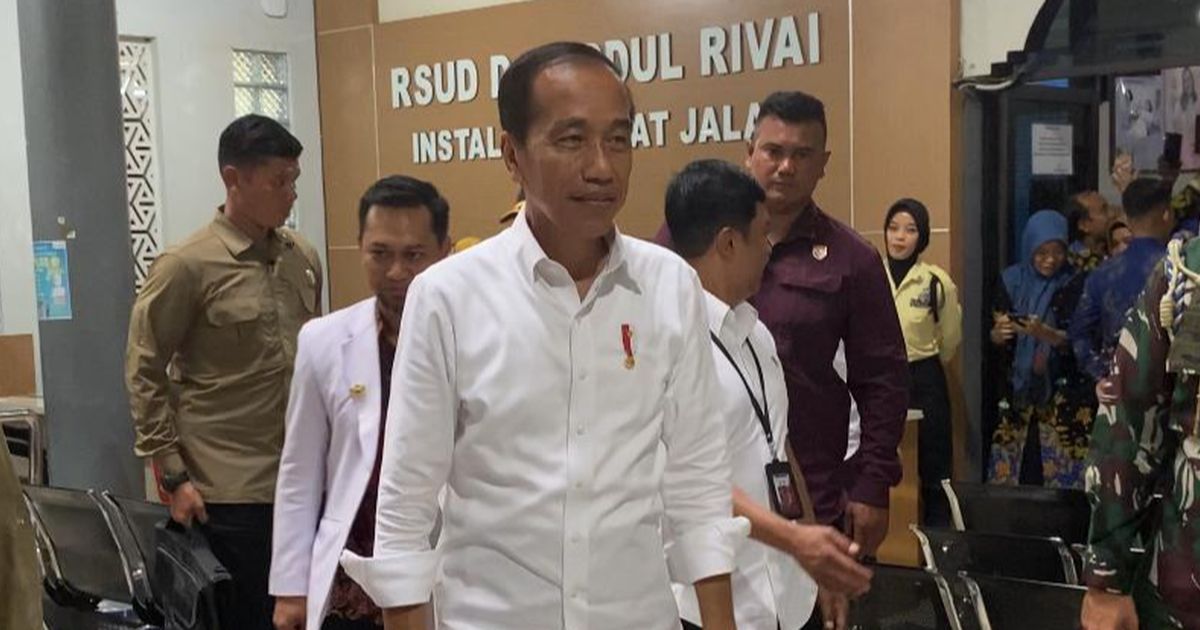 Jokowi Terima Brevet Kehormatan Hiu Kencana di Atas KRI RJW-992