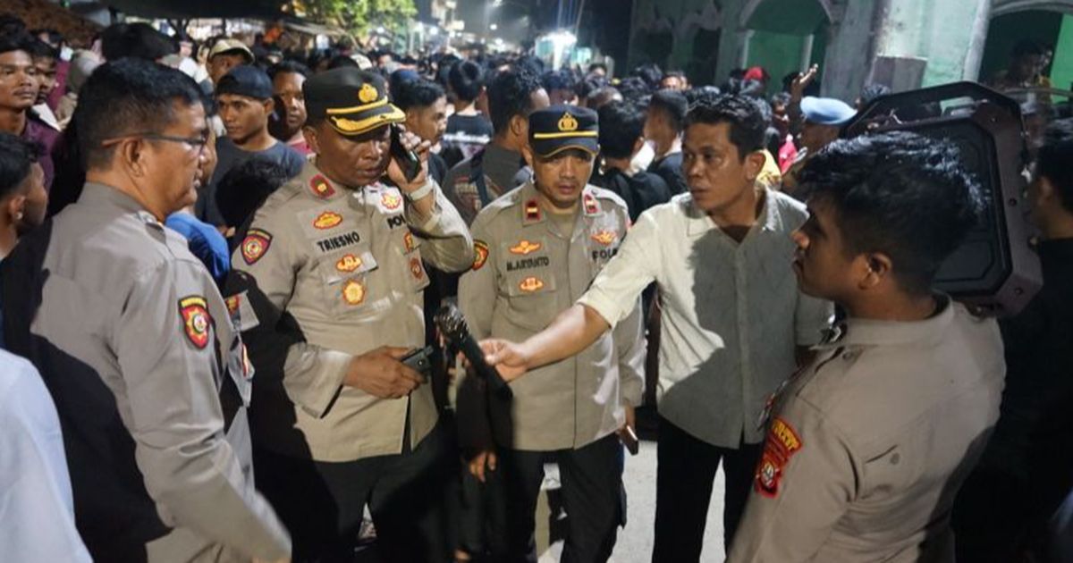 Jumat Malam Mencekam di Bekasi, Warga Desak Polisi Giring Pimpinan Ponpes diduga Cabuli Santri