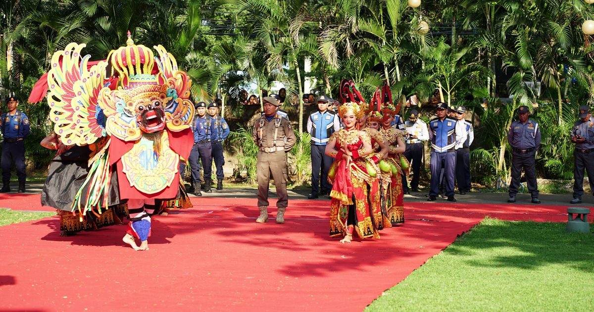 Disambut Meriah, Kirab Pataka Jer Basuki Mawa Beya Tiba di Banyuwangi