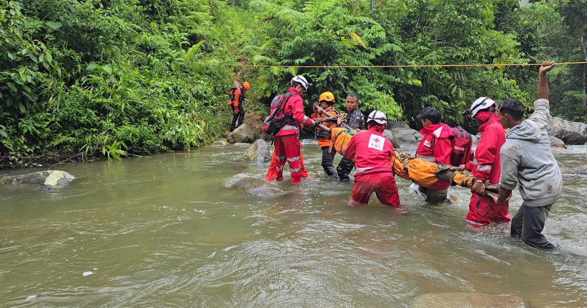 6 Jam Jalan Kaki Lewati Sungai, Potret Beratnya Evakuasi Korban Longsor Tambang Emas Solok