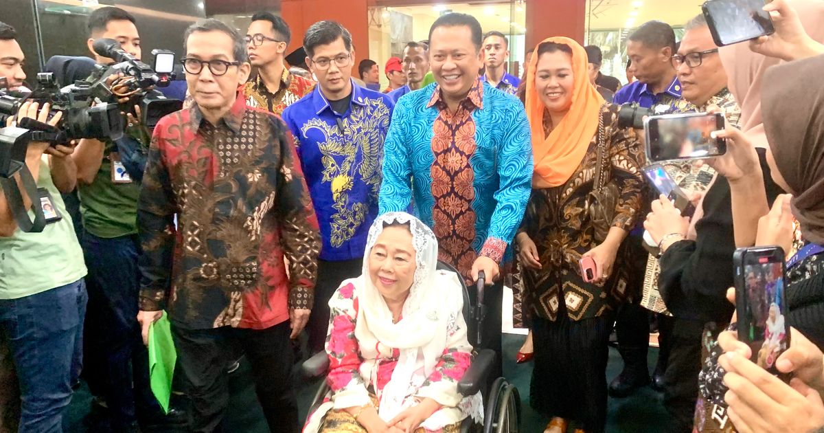 Bamsoet Serahkan Surat Pencabutan TAP MPR Pemberhentian Gus Dur sebagai Presiden ke Keluarga