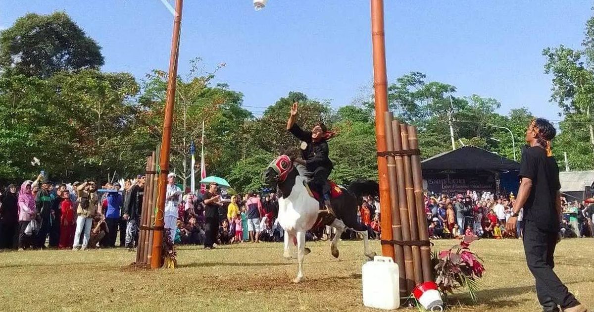 Tak Kalah dengan Koboi di Amerika, Intip Serunya Tradisi Leluhur Saptonan yang Unik di Kuningan