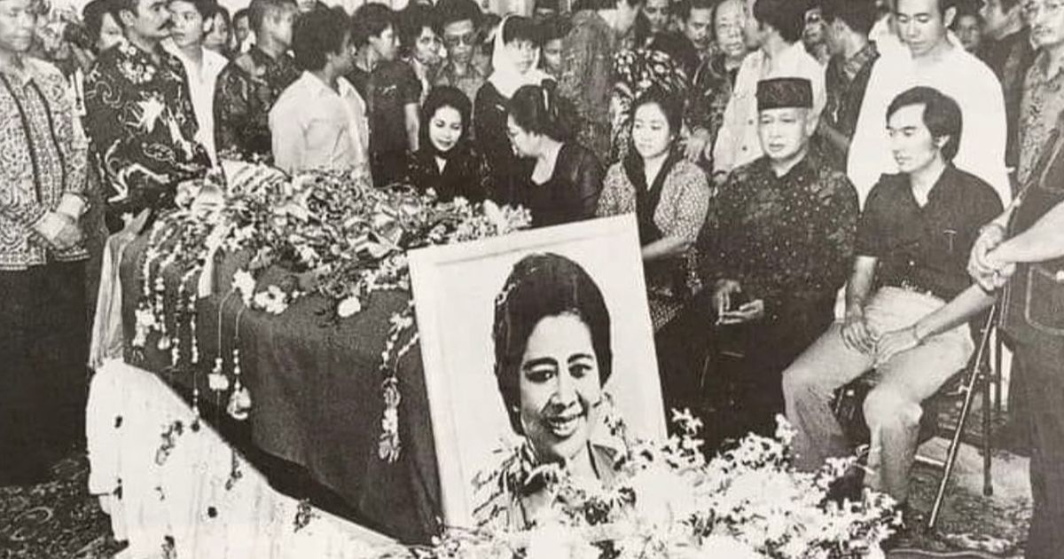 Foto Langka Megawati Duduk Sebelahan Sama Presiden Soeharto saat Ibu Fatmawati Meninggal Dunia