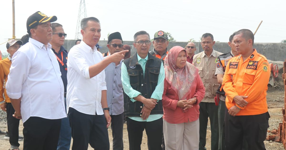 Kunjungi Lokasi Bencana di Pamijahan, Pj Gubernur Jabar Ingatkan Warga Waspadai Cuaca Ekstrem