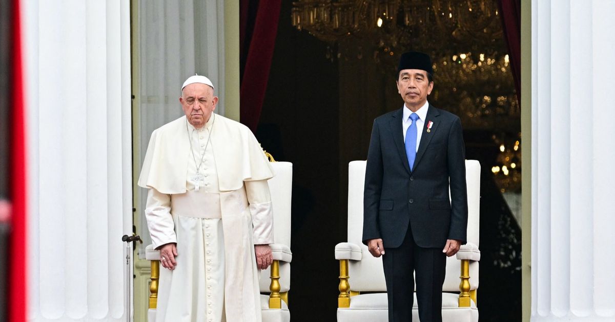 Momen Hangat Presiden Jokowi- Paus Fransiskus Ngobrol di Veranda Istana Merdeka