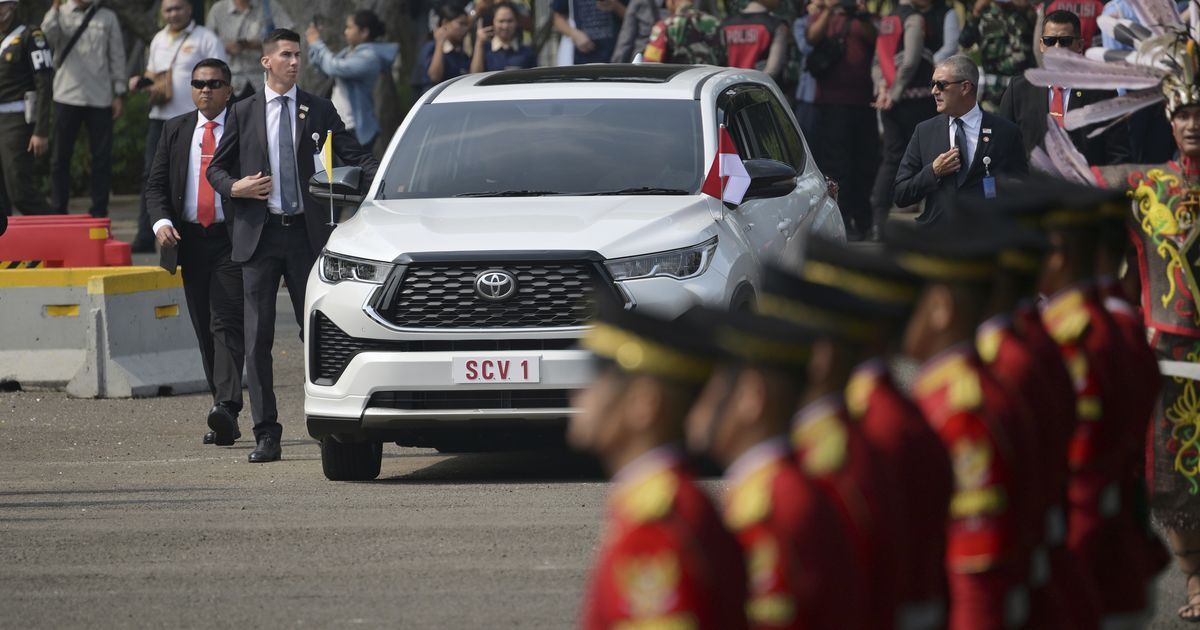 VIDEO: Momen Paus Fransiskus Datang, Jokowi Prabowo Nunduk Menyambut Anak-Anak Histeris Berlompatan