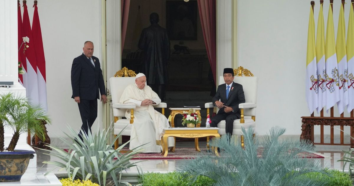 VIDEO: Momen Hangat Jokowi Antar Paus Fransiskus Hingga ke Mobil Innova Zenix