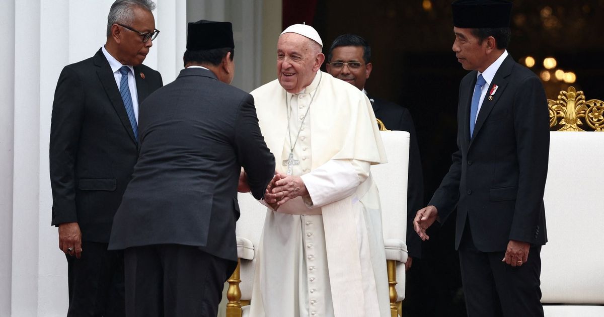 VIDEO: Momen Spesial Jokowi Kenalkan Presiden Terpilih Prabowo ke Paus Fransiskus di Istana