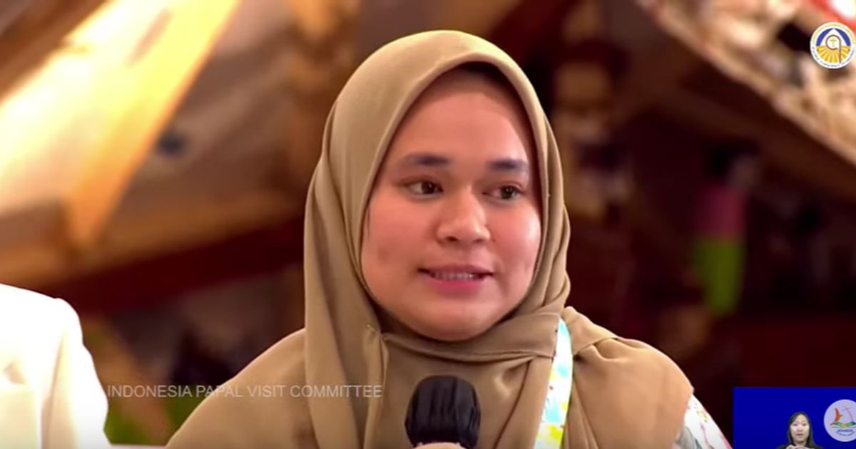 Isak Tangis Guru Berhijab dari Pulau Buton di Depan Paus Fransiskus: Bawa Pesan Damai dan Pendidikan