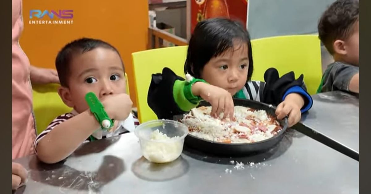 Buat Pizza Bareng Nuni, Potret Rayyyanza Malah Sibuk Makan Keju Sampai Buat Sus Rini Istighfar