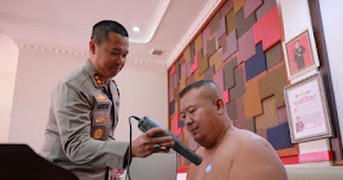 Sayang Sama Anggota yang Sedang Sakit Stroke, Kapolres Klaten AKBP Warsono Lakukan Terapi Pakai Tangan Sendiri