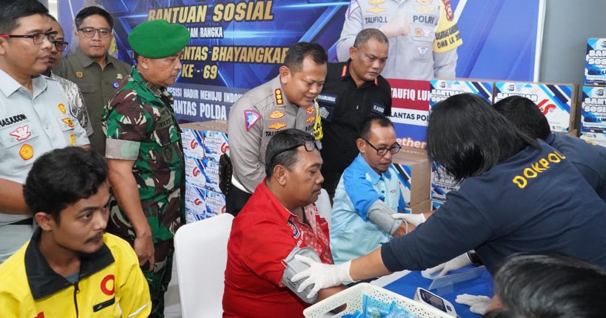 Jelang Hari Lalu Lintas Bhayangkara, Polisi Bagikan Bansos ke Sopir Bus hingga Pemulung di Riau