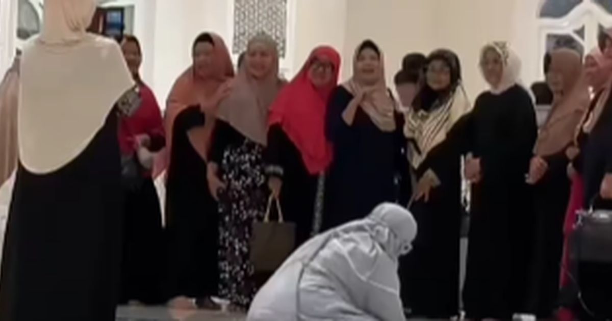 Kelakuan Genk Emak-Emak ini Bikin Geleng-Geleng, Foto-Foto di Dalam Masjid Padahal Depannya Orang Salat