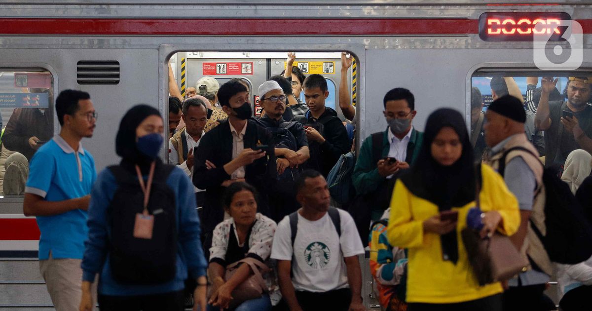 Luhut Ungkap Subsidi Tarif KRL Jabodetabek Berbasis NIK Tinggal Ketok Palu