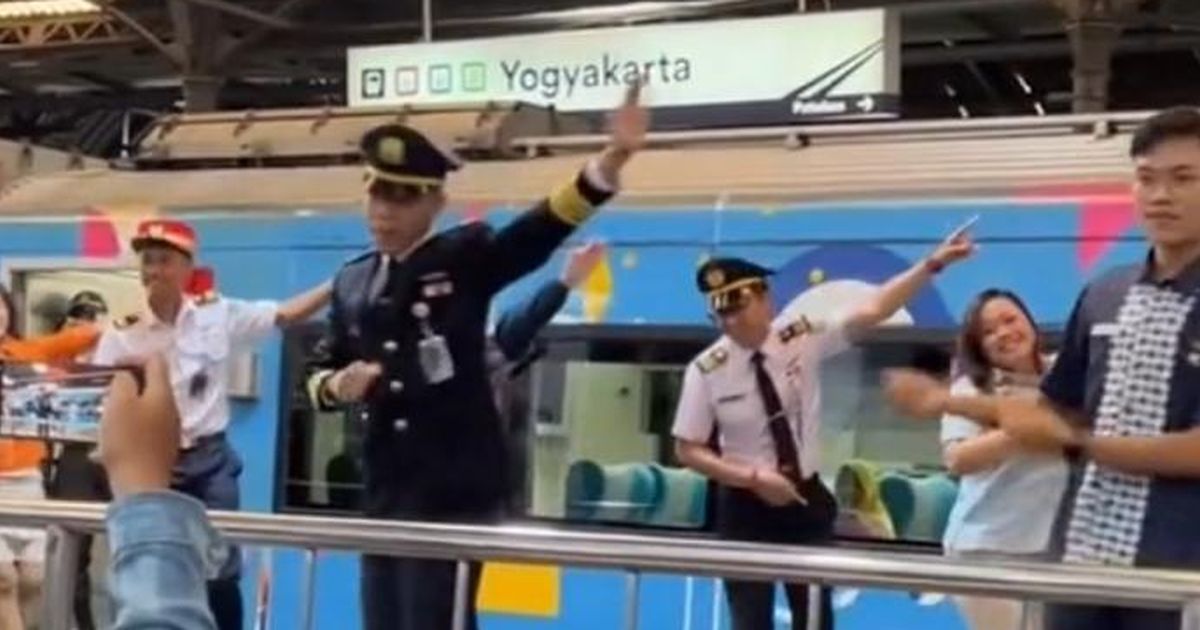 Momen Petugas KAI di Stasiun Yogyakarta Lakukan Flashmob di Hari Pelanggan Nasional, Viral