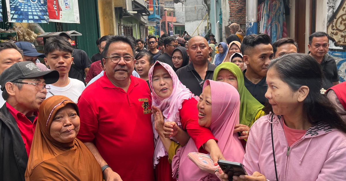 Rano Karno Blusukan Sapa Warga Kapuk Jakbar, Warga Berebut Salaman & Foto Bareng