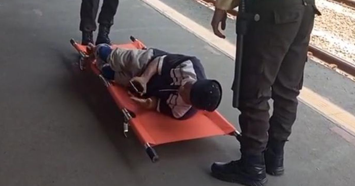 Momen Satpam Stasiun Siapkan Tandu untuk Penumpang Disabilitas Ini Viral, Aksinya Tuai Pujian