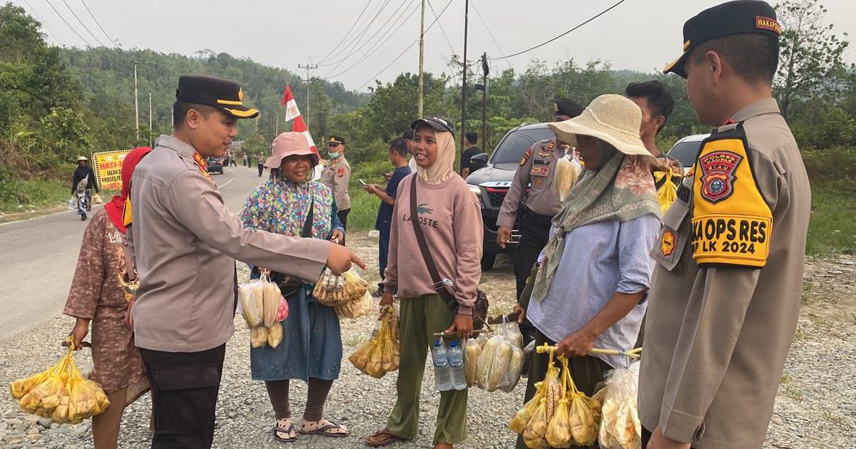 Aksi Perwira Polisi Borong Dagangan di Lokasi Jalan Longsor