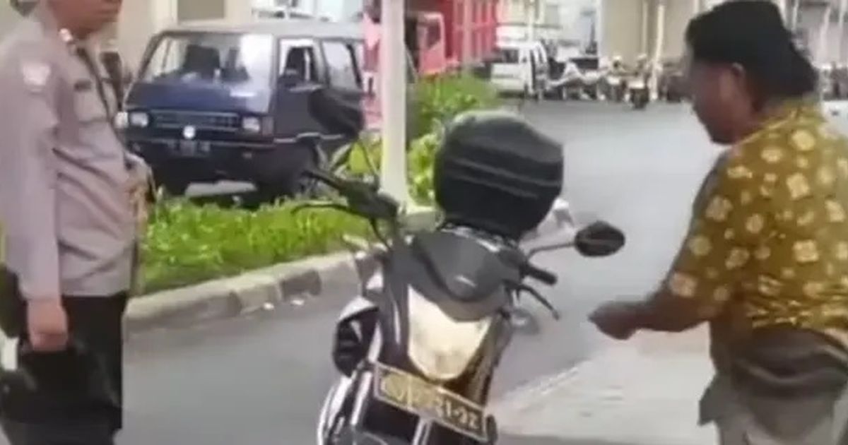 Pria Mengamuk dan Memukul Polisi Karena Mobilnya Mogok, Video Ini Menjadi Viral