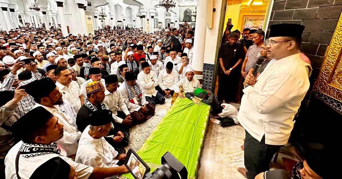 Potret Ribuan Masyarakat Salatkan Jenazah Bacawagub Tu Sop di Masjid Raya Baiturrahman Aceh