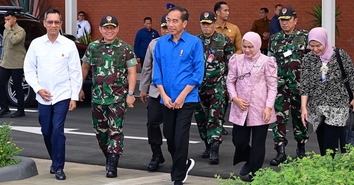 VIDEO: Jokowi Pamit, Asisten Ajudan Syarif Beri Kode Tangan Sambil Pegang Megafon di Pasar