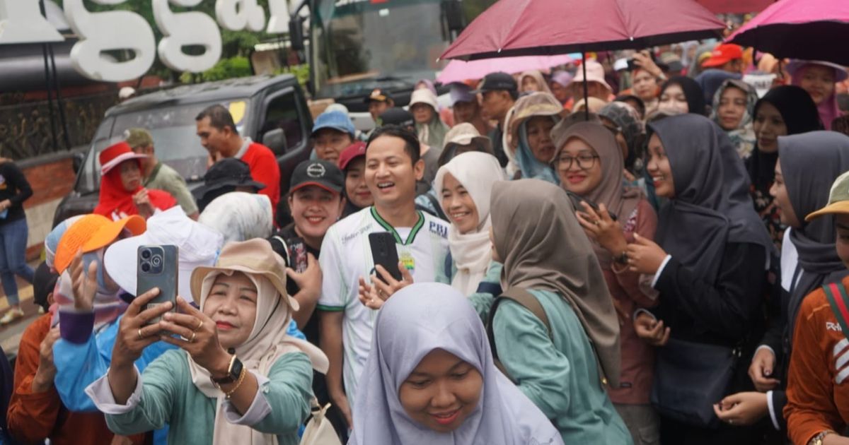 Meski Diguyur Hujan, Karnaval SCTV Di Trenggalek Tetap Meriah