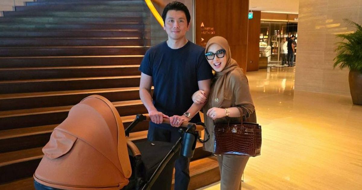 Potret Syahrini dan Reino Barack Perdana Ajak Princess R Jalan-jalan, Pakai Stroller Seharga Motor