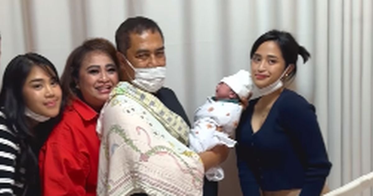 Momen Bahagia Wakapolri Komjen Agus Dikaruniai Cucu Pertama, Sumeringah Langsung Timang-Timang