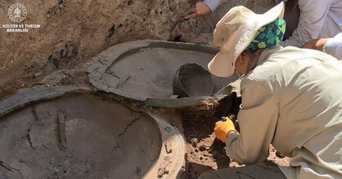 Arkeolog Temukan Tiga Perisai dan Helm Perunggu Berusia 2.700 Tahun di Kastil, Disebut Milik 'Dewa' Utama Bangsa Ini