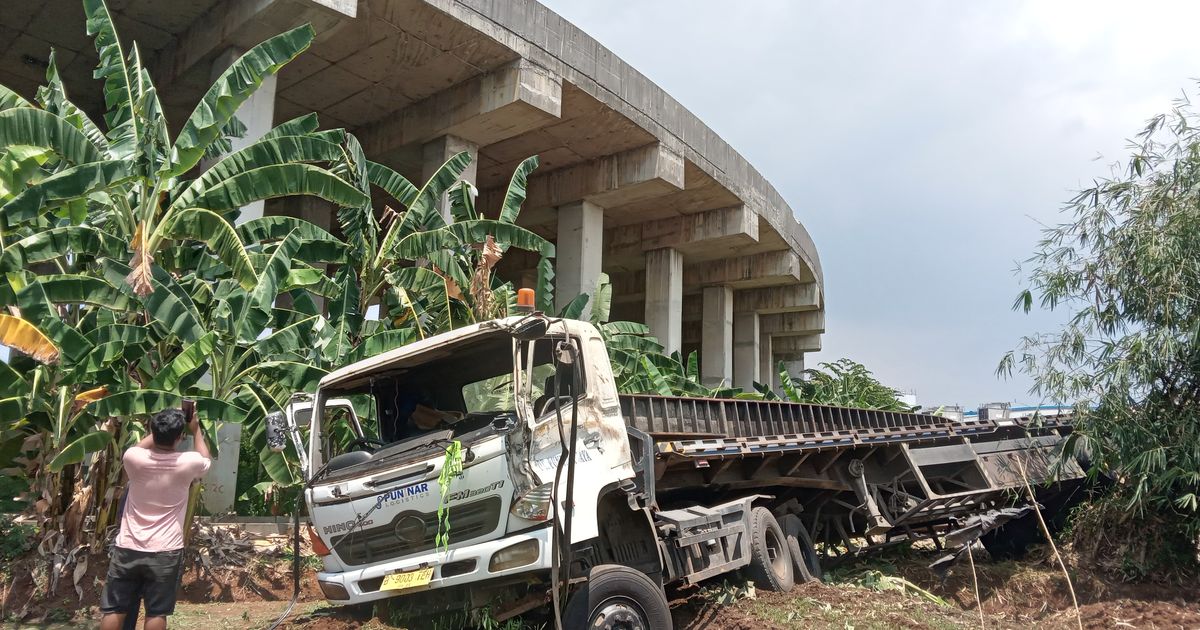 Truk Kontainer Terjun dari Atas Tol Cibitung-Cilincing, Sopir Diduga Mengantuk