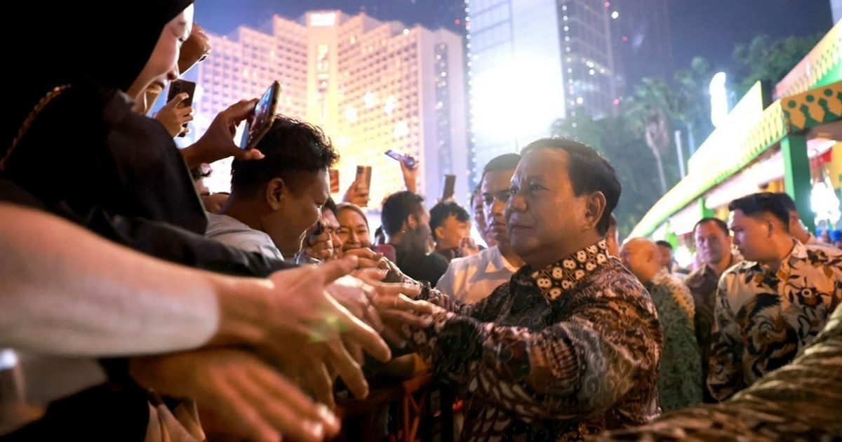 FOTO: Kejutkan Warga, Ini Momen Prabowo Bersama Didit dan Titiek Soeharto Rayakan Tahun Baru 2025 di Bundaran HI