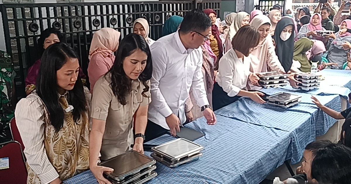 Momen Wamen Isyana Suapi Anak Saat Pantau Makan Bergizi Gratis untuk Ibu Hamil dan Menyusui