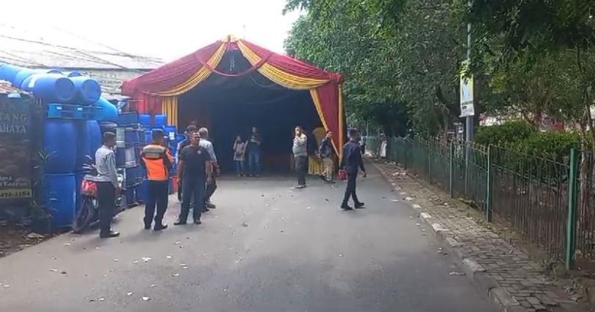 Bikin Geram Warga, Tenda Hajatan 'Makan' Separuh Badan di Jalan Proklamasi Sukmajaya Depok