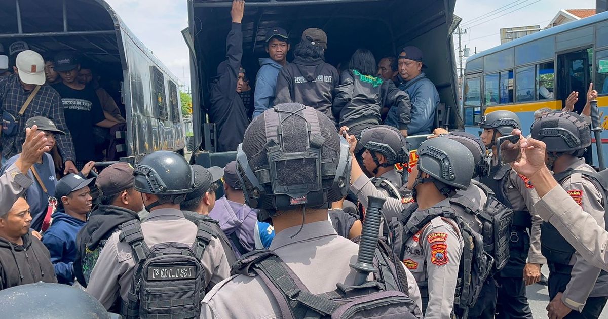 Memaksa Masuk ke Stadion Manahan Solo, Ratusan Suporter Persebaya Diamankan