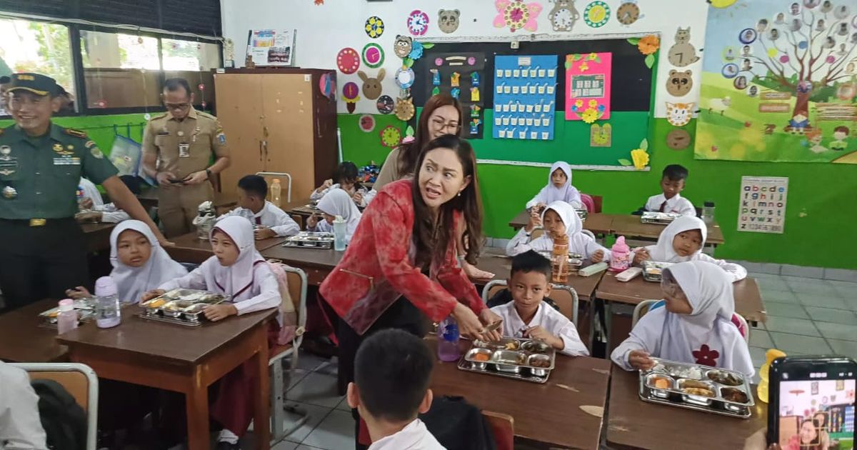 Insiden Sendok Bengkok saat Murid SDN Bangka 01 Pagi Santap Makan Bergizi Gratis Bikin Happy Djarot Kaget