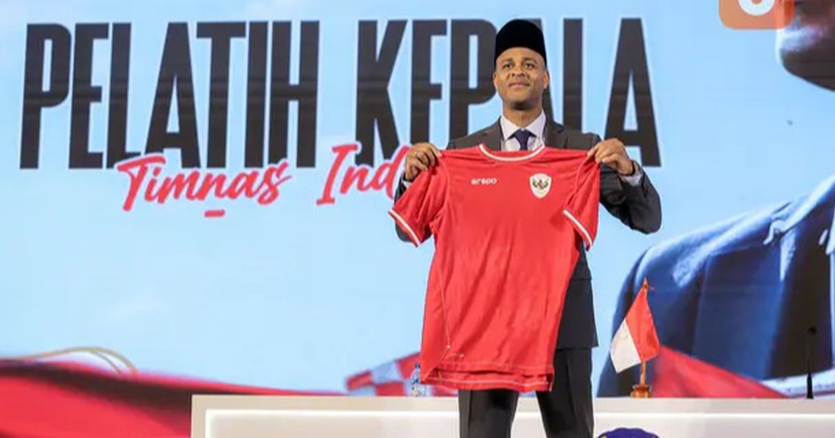 VIDEO: Kluivert Berpeci Pose Pegang Jersey Timnas Indonesia, Kocak Turun Gandeng Denny Landzaat