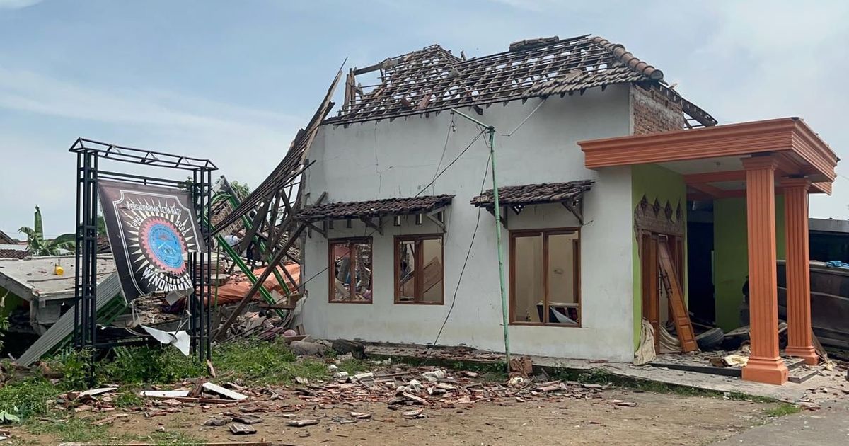 FOTO: Dahsyatnya Ledakan Rumah Polisi di Mojokerto, Bangunan Luluh Lantak dan Dua Orang Tewas