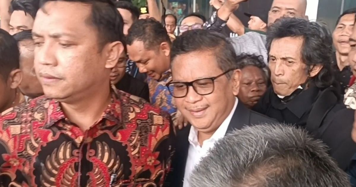 Senyum Hasto Kristiyanto usai Diperiksa KPK, Simpatisan Memeluk Sambil Teriak Merdeka