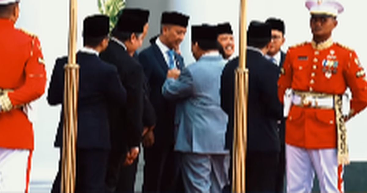 VIDEO: Momen Prabowo Perhatian Rapikan Dasi Menteri Agus Bikin Bahlil Tertawa Terpingkal